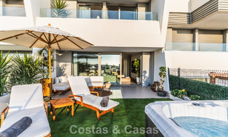 Villa adosada de diseño modernista con vistas al mar en venta en un complejo turístico líder en Mijas Costa, Costa del Sol 777863 