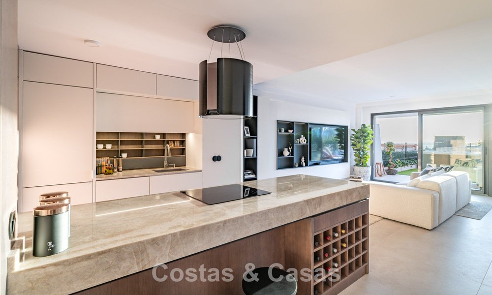 Villa adosada de diseño modernista con vistas al mar en venta en un complejo turístico líder en Mijas Costa, Costa del Sol 777872
