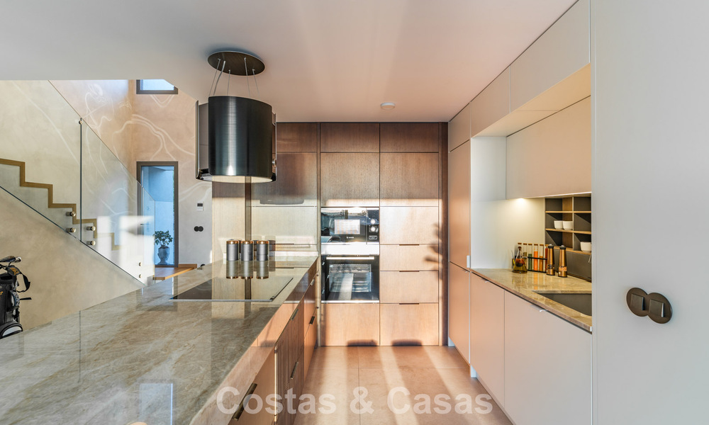 Villa adosada de diseño modernista con vistas al mar en venta en un complejo turístico líder en Mijas Costa, Costa del Sol 777873