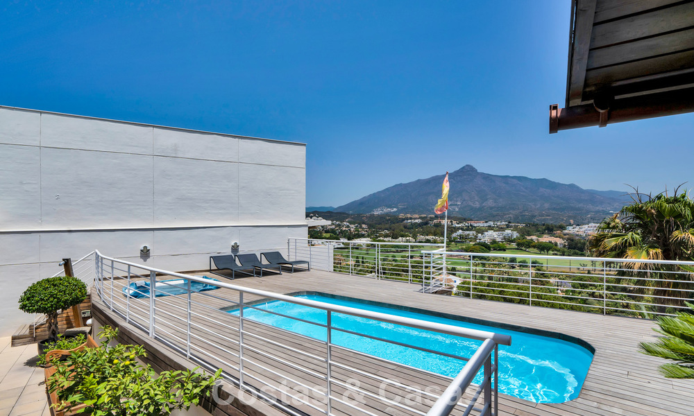 Lujoso ático dúplex con piscina privada en venta en el Valle del Golf de Nueva Andalucía, Marbella 777923
