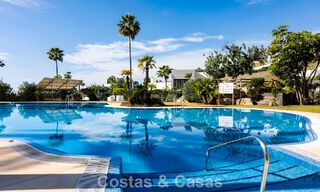 Apartamento listo para entrar a vivir en venta con gran jardín y vistas al mar en una comunidad cerrada en Benahavis - Marbella 777924 