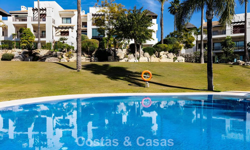 Apartamento listo para entrar a vivir en venta con gran jardín y vistas al mar en una comunidad cerrada en Benahavis - Marbella 777925