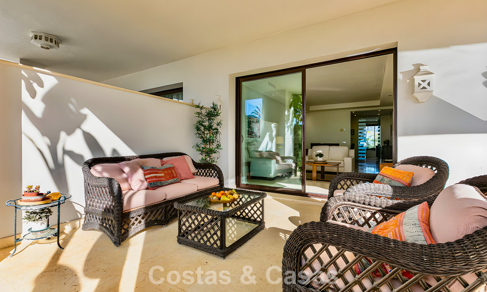 Apartamento listo para entrar a vivir en venta con gran jardín y vistas al mar en una comunidad cerrada en Benahavis - Marbella 777927