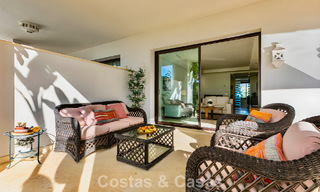 Apartamento listo para entrar a vivir en venta con gran jardín y vistas al mar en una comunidad cerrada en Benahavis - Marbella 777927 