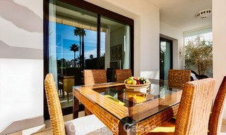 Apartamento listo para entrar a vivir en venta con gran jardín y vistas al mar en una comunidad cerrada en Benahavis - Marbella 777928 