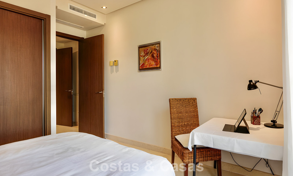 Apartamento listo para entrar a vivir en venta con gran jardín y vistas al mar en una comunidad cerrada en Benahavis - Marbella 777929