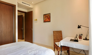 Apartamento listo para entrar a vivir en venta con gran jardín y vistas al mar en una comunidad cerrada en Benahavis - Marbella 777929 