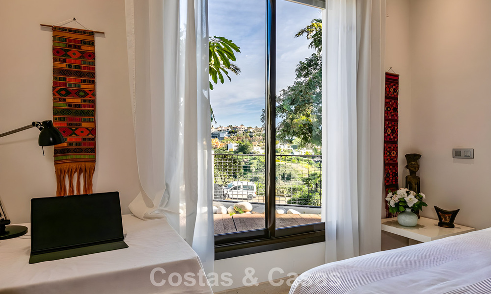 Apartamento listo para entrar a vivir en venta con gran jardín y vistas al mar en una comunidad cerrada en Benahavis - Marbella 777930