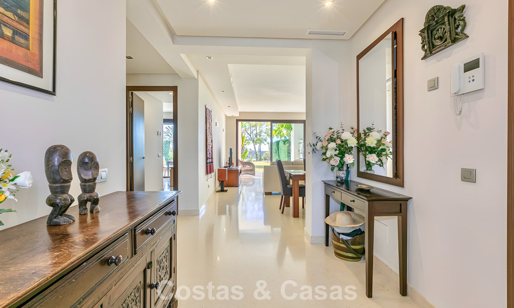 Apartamento listo para entrar a vivir en venta con gran jardín y vistas al mar en una comunidad cerrada en Benahavis - Marbella 777931