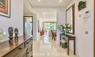 Apartamento listo para entrar a vivir en venta con gran jardín y vistas al mar en una comunidad cerrada en Benahavis - Marbella 777931 