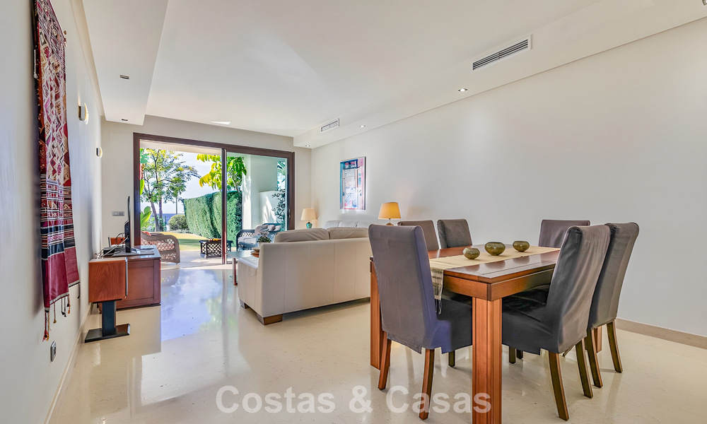 Apartamento listo para entrar a vivir en venta con gran jardín y vistas al mar en una comunidad cerrada en Benahavis - Marbella 777932