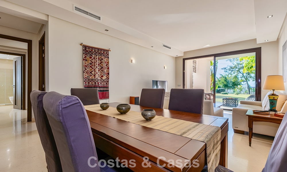 Apartamento listo para entrar a vivir en venta con gran jardín y vistas al mar en una comunidad cerrada en Benahavis - Marbella 777933