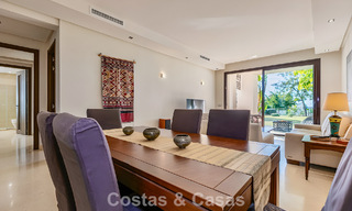 Apartamento listo para entrar a vivir en venta con gran jardín y vistas al mar en una comunidad cerrada en Benahavis - Marbella 777933 