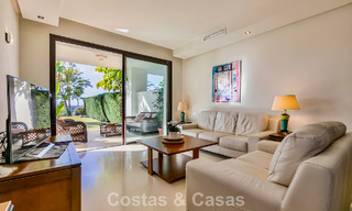 Apartamento listo para entrar a vivir en venta con gran jardín y vistas al mar en una comunidad cerrada en Benahavis - Marbella 777934 