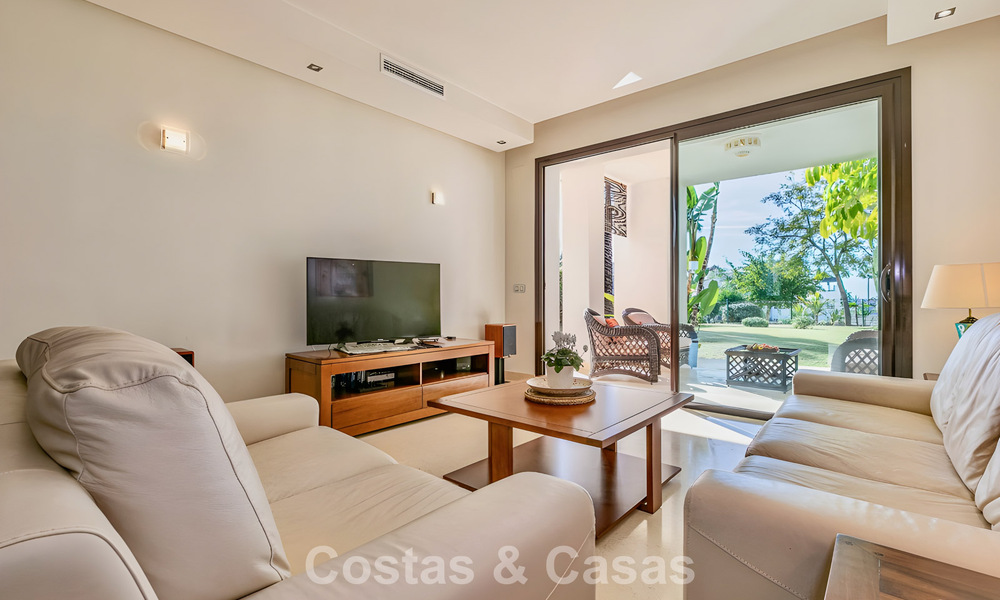 Apartamento listo para entrar a vivir en venta con gran jardín y vistas al mar en una comunidad cerrada en Benahavis - Marbella 777935