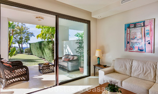 Apartamento listo para entrar a vivir en venta con gran jardín y vistas al mar en una comunidad cerrada en Benahavis - Marbella 777936 