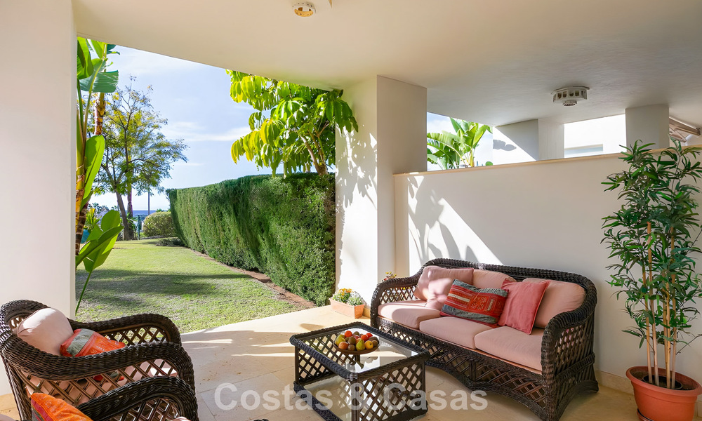 Apartamento listo para entrar a vivir en venta con gran jardín y vistas al mar en una comunidad cerrada en Benahavis - Marbella 777937