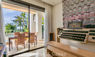 Apartamento listo para entrar a vivir en venta con gran jardín y vistas al mar en una comunidad cerrada en Benahavis - Marbella 777938 