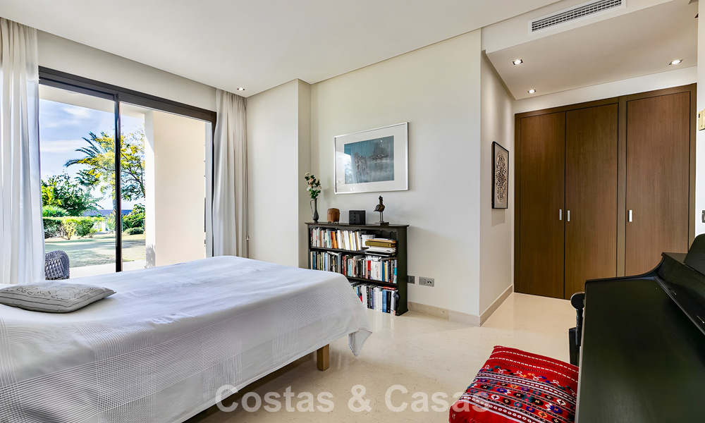 Apartamento listo para entrar a vivir en venta con gran jardín y vistas al mar en una comunidad cerrada en Benahavis - Marbella 777939