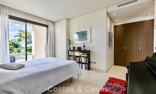 Apartamento listo para entrar a vivir en venta con gran jardín y vistas al mar en una comunidad cerrada en Benahavis - Marbella 777939 