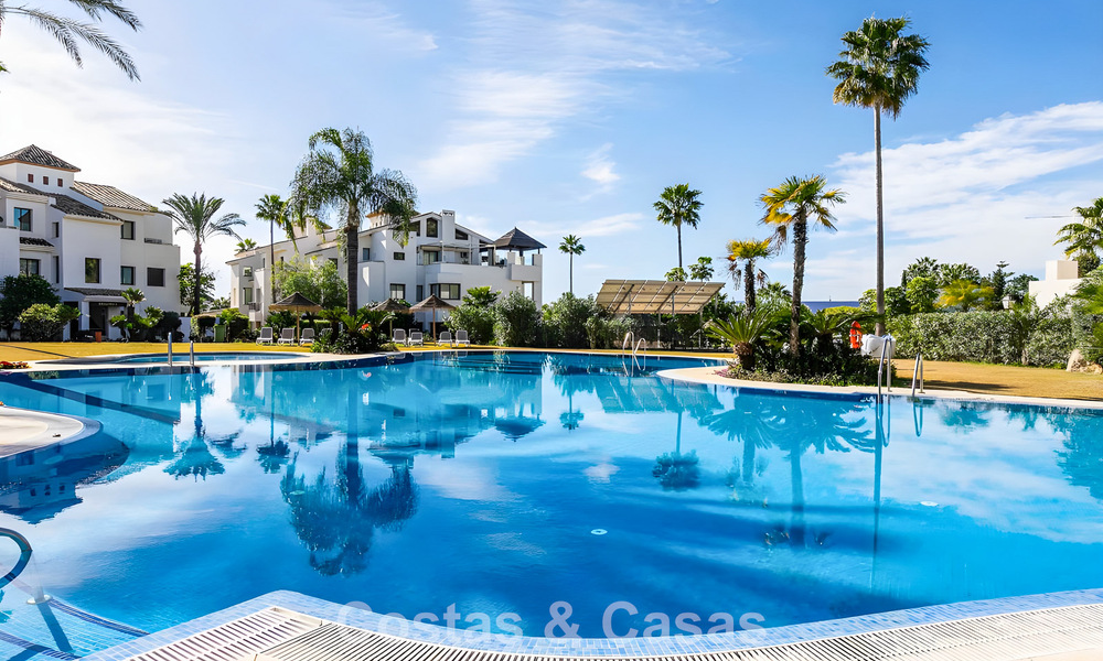 Apartamento listo para entrar a vivir en venta con gran jardín y vistas al mar en una comunidad cerrada en Benahavis - Marbella 777940