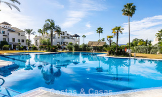 Apartamento listo para entrar a vivir en venta con gran jardín y vistas al mar en una comunidad cerrada en Benahavis - Marbella 777940 