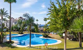 Apartamento listo para entrar a vivir en venta con gran jardín y vistas al mar en una comunidad cerrada en Benahavis - Marbella 777941 