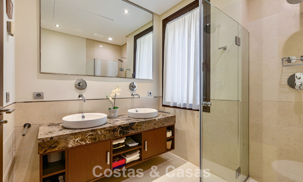 Apartamento listo para entrar a vivir en venta con gran jardín y vistas al mar en una comunidad cerrada en Benahavis - Marbella 777942