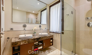 Apartamento listo para entrar a vivir en venta con gran jardín y vistas al mar en una comunidad cerrada en Benahavis - Marbella 777942 