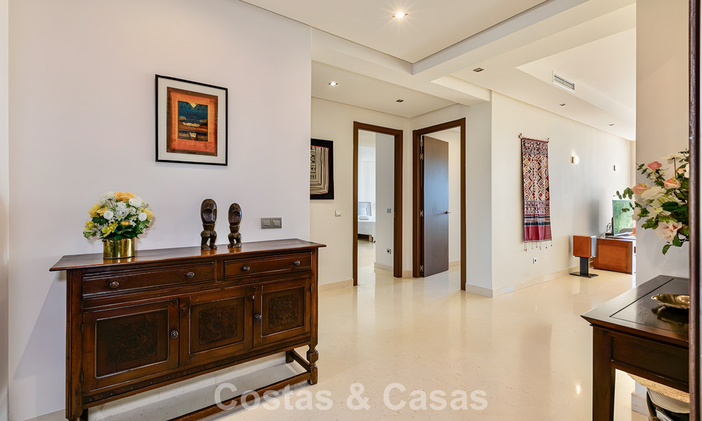 Apartamento listo para entrar a vivir en venta con gran jardín y vistas al mar en una comunidad cerrada en Benahavis - Marbella 777943