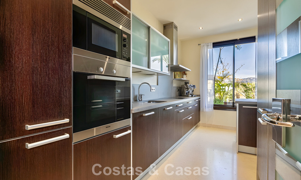 Apartamento listo para entrar a vivir en venta con gran jardín y vistas al mar en una comunidad cerrada en Benahavis - Marbella 777944