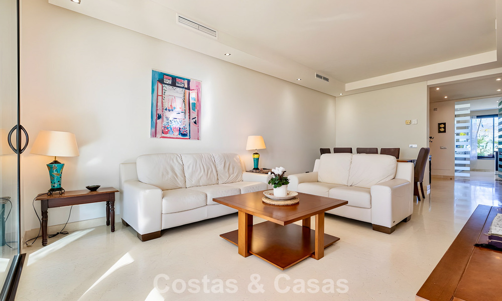 Apartamento listo para entrar a vivir en venta con gran jardín y vistas al mar en una comunidad cerrada en Benahavis - Marbella 777945