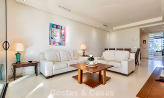 Apartamento listo para entrar a vivir en venta con gran jardín y vistas al mar en una comunidad cerrada en Benahavis - Marbella 777945 