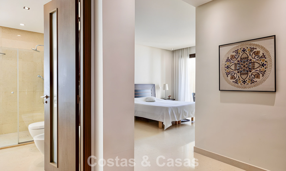 Apartamento listo para entrar a vivir en venta con gran jardín y vistas al mar en una comunidad cerrada en Benahavis - Marbella 777946