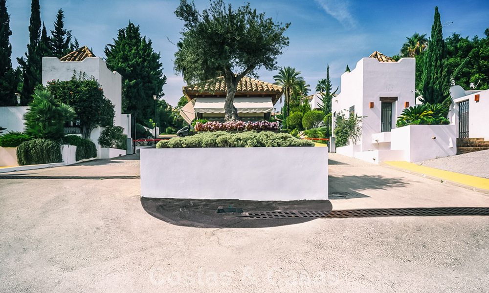 Apartamento listo para entrar a vivir en venta con gran jardín y vistas al mar en una comunidad cerrada en Benahavis - Marbella 777947