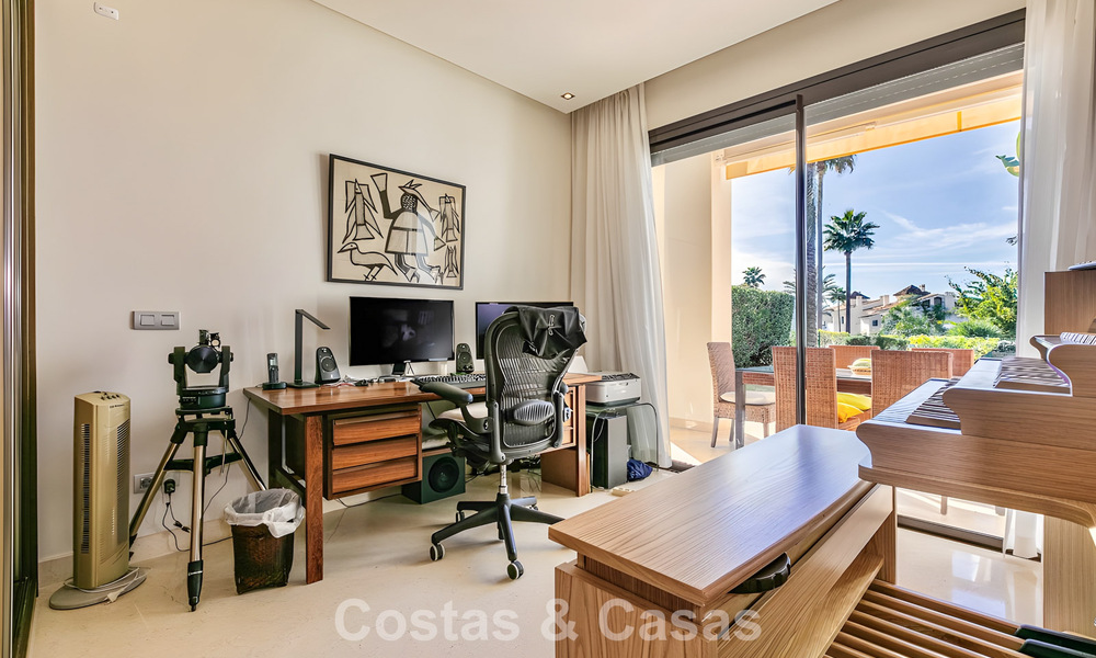 Apartamento listo para entrar a vivir en venta con gran jardín y vistas al mar en una comunidad cerrada en Benahavis - Marbella 777948
