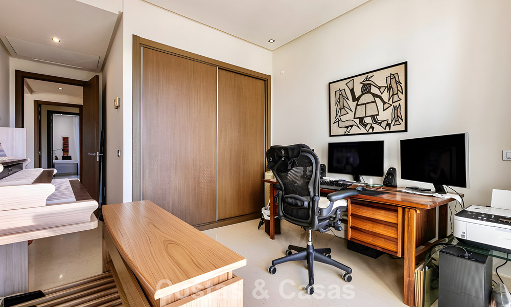 Apartamento listo para entrar a vivir en venta con gran jardín y vistas al mar en una comunidad cerrada en Benahavis - Marbella 777949