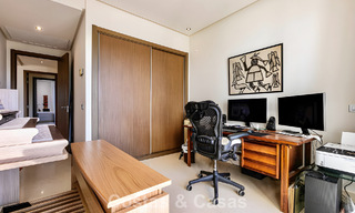 Apartamento listo para entrar a vivir en venta con gran jardín y vistas al mar en una comunidad cerrada en Benahavis - Marbella 777949 