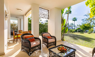 Apartamento listo para entrar a vivir en venta con gran jardín y vistas al mar en una comunidad cerrada en Benahavis - Marbella 777950 