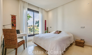 Apartamento listo para entrar a vivir en venta con gran jardín y vistas al mar en una comunidad cerrada en Benahavis - Marbella 777951 