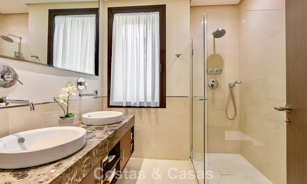 Apartamento listo para entrar a vivir en venta con gran jardín y vistas al mar en una comunidad cerrada en Benahavis - Marbella 777952