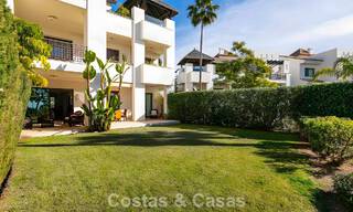 Apartamento listo para entrar a vivir en venta con gran jardín y vistas al mar en una comunidad cerrada en Benahavis - Marbella 777953 
