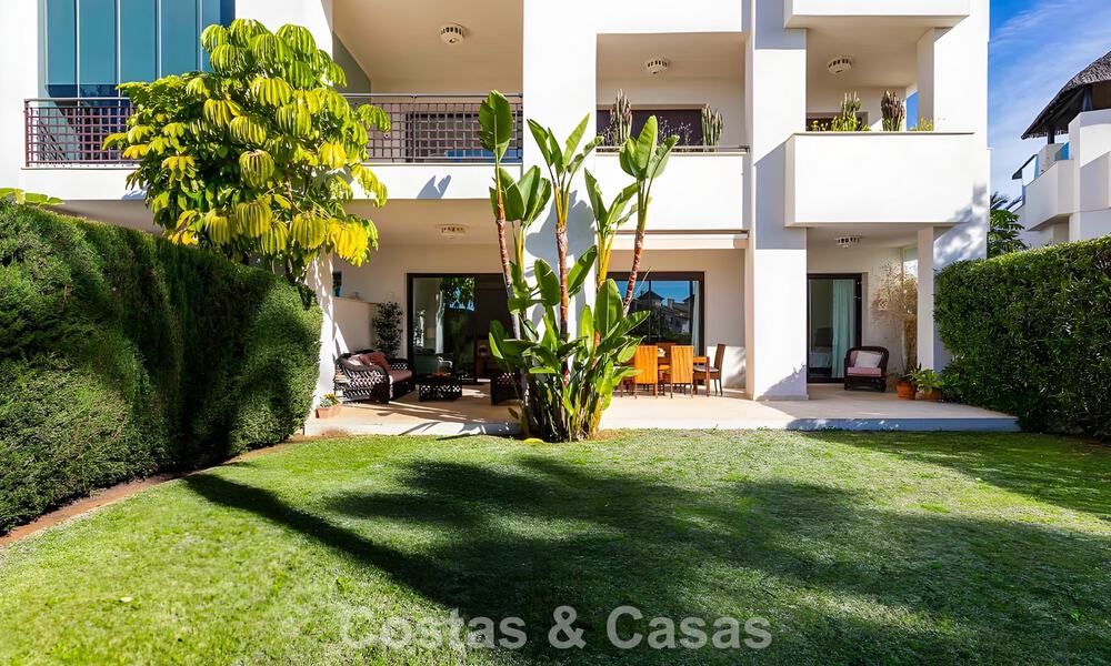 Apartamento listo para entrar a vivir en venta con gran jardín y vistas al mar en una comunidad cerrada en Benahavis - Marbella 777954