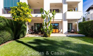Apartamento listo para entrar a vivir en venta con gran jardín y vistas al mar en una comunidad cerrada en Benahavis - Marbella 777954 