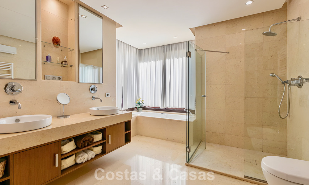 Apartamento listo para entrar a vivir en venta con gran jardín y vistas al mar en una comunidad cerrada en Benahavis - Marbella 777955