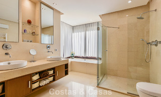 Apartamento listo para entrar a vivir en venta con gran jardín y vistas al mar en una comunidad cerrada en Benahavis - Marbella 777955 