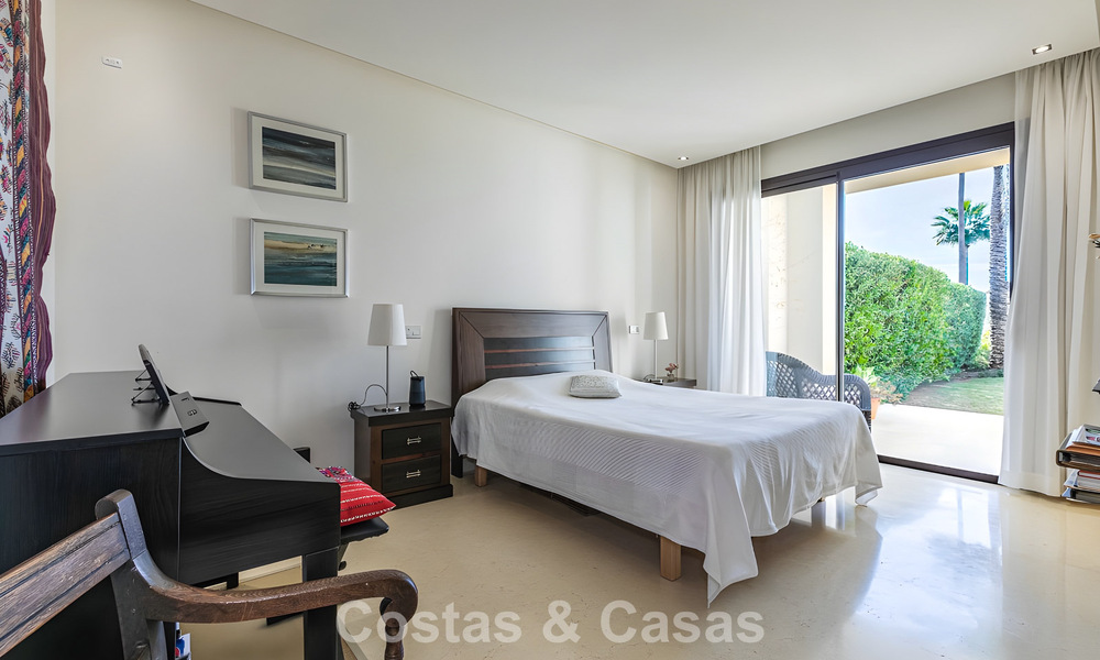 Apartamento listo para entrar a vivir en venta con gran jardín y vistas al mar en una comunidad cerrada en Benahavis - Marbella 777956