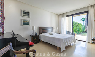 Apartamento listo para entrar a vivir en venta con gran jardín y vistas al mar en una comunidad cerrada en Benahavis - Marbella 777956 