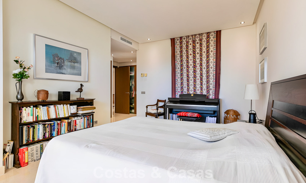 Apartamento listo para entrar a vivir en venta con gran jardín y vistas al mar en una comunidad cerrada en Benahavis - Marbella 777957