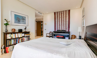 Apartamento listo para entrar a vivir en venta con gran jardín y vistas al mar en una comunidad cerrada en Benahavis - Marbella 777957 